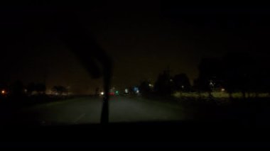 Fırtınada yıldırım çarpmasının içeriden çekilmiş geniş bir görüntüsü var. - Evet. Yüksek kalite 4k görüntü
