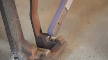 Otomobil tamircisinin yakın çekimi bir araca fren diski takmadan önce yüzeyi temizler. Yüksek kalite 4k görüntü