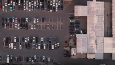 Arabanın hareket halindeki ve otoparkta duran havadan aşağı geniş açılı görüntüsü. Yüksek kalite 4k görüntü