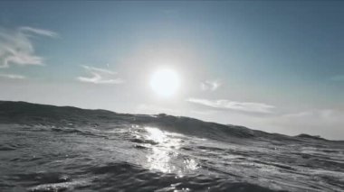 Güneş doğarken okyanus dalgası yavaş hareket ediyor. Geniş çekim. Yüksek kalite 4k görüntü