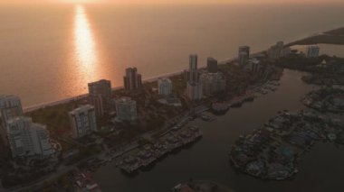 Napoli 'deki yerleşim yerlerinin hava görüntüleri. Florida banliyöleri. Emlak işleri. Yüksek kalite 4k görüntü