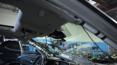 Bir kazadan sonra araba parçasının vücut onarımının görüntülerini kapatın. Yüksek kalite 4k görüntü