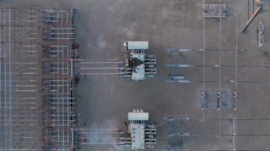 Yüksek voltajlı elektrik santralinin yukarıdan aşağı görüntüsü uzun mesafeler boyunca etkili bir iletim tesisidir. Yüksek kalite 4k görüntü