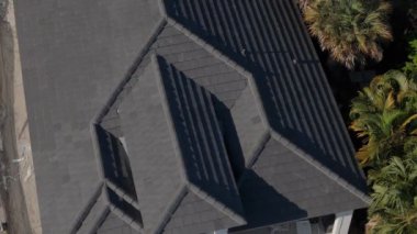 Florida 'da özel bir evde yeni bir çatının havadan görüntüsü. Yüksek kalite 4k görüntü