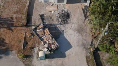 İnsansız hava aracı, bir evin inşaatının en üst görüntülerini alıyor. Florida 'da ev inşaatı. Yukarıdan aşağı. Yüksek kalite 4k görüntü