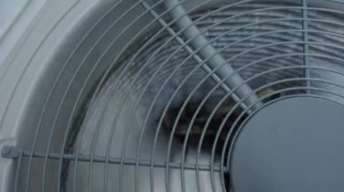 Ev Hayranı Klima Sistemi 'nin yakın çekim görüntüsü. Gündüz vakti. Yüksek kalite 4k görüntü