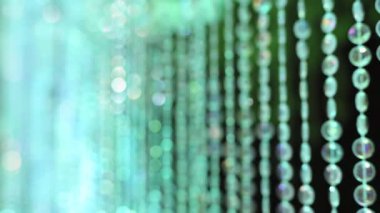 Düğün partisinde kristal perdeyi daire içine al. Kamerayı yaklaştır. Yüksek kalite 4k görüntü