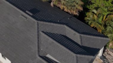 Florida 'da özel bir evin yeni çatısının havadan çekimi. Yüksek kalite 4k görüntü