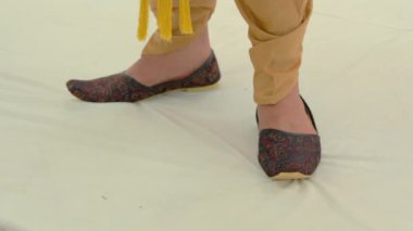 Damat geleneksel Hint ayakkabıları giymiş, düğün unsurları. Kapatın. Yüksek kalite 4k görüntü
