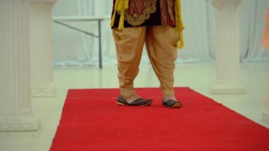 Geleneksel Hint kıyafetleri içinde damat, düğün unsurları. Görüntüyü kapat. Yüksek kalite 4k görüntü
