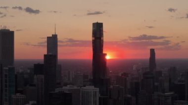 Chicago şehir merkezindeki gökyüzü akşam saatinde altın sarısı. İnsansız hava aracı görüntüsü. Yüksek kalite 4k görüntü