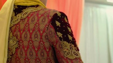 Geleneksel Hint kıyafetleri içinde damat, düğün unsurları. Manzarayı kapat. Yüksek kalite 4k görüntü