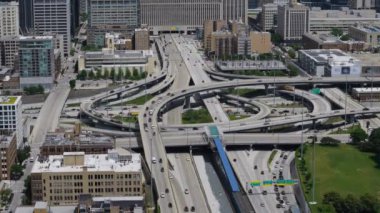 Chicago banliyö yolları, kavşak, trafik sıkışıklığı. Yüksek kalite 4k görüntü