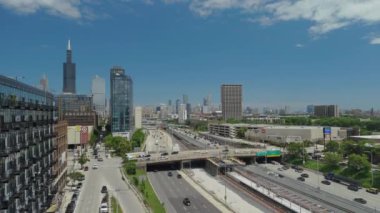 Chicago şehir merkezinden önce yoğun trafik vardı. Geniş drone görüşü. Yüksek kalite 4k görüntü