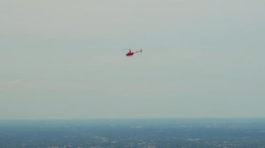 Haberler için haber helikopteri şehrin üzerinde dolanıyor. - Evet. Yüksek kalite 4k görüntü