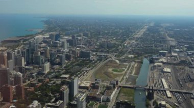 Güneşli bir günde Chicago şehir merkezinin ufuk çizgisi. Geniş açı. Yüksek kalite 4k görüntü