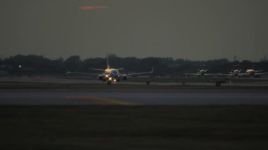 Jet Airplane gün batımında pistte. Yüksek kalite 4k görüntü