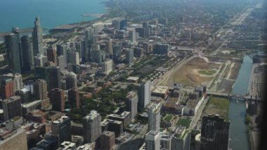 Güneşli bir günde Chicago şehir merkezinin ufuk çizgisi. Geniş açı. Yüksek kalite 4k görüntü