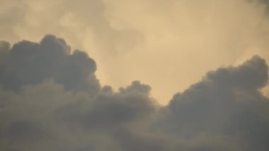 Mavi gökyüzü arka planında mavi bulutları değiştiren, mavi gökyüzündeki kabarık, kümülatif fırtına bulutları. Yüksek kalite 4k görüntü
