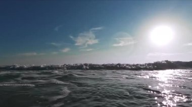 Güneş doğarken okyanus dalgası. Ağır çekim geniş çekim. Yüksek kalite 4k görüntü