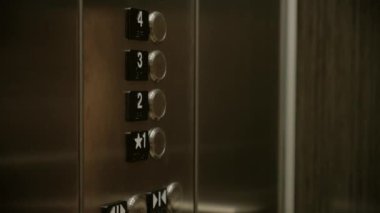 Otel veya ofis binasındaki Kadın El İtme Asansörü Düğmesi. Kapatın. Yüksek kalite 4k görüntü