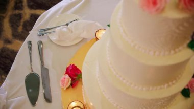 Düğün pastası ve düğün etkinliğinde pasta kesmek için bıçak. - Evet. Yüksek kalite 4k görüntü