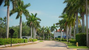 Güneşli bir günde Florida 'da geniş bir cadde manzarası. - Evet. Yüksek kalite 4k görüntü