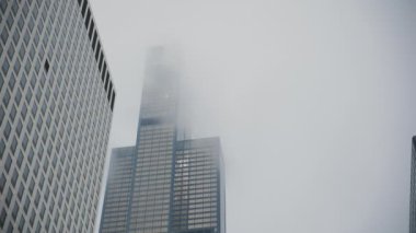  Chicago 'da bir sis tabakasının altında. Element şehri. Yüksek kalite 4k görüntü