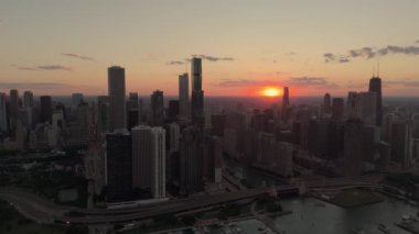 Chicago şehir merkezindeki Red Sunset akşam saatinde geniş bir görüntü. İnsansız hava aracı görüntüsü. Yüksek kalite 4k görüntü