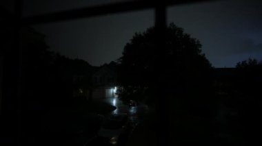 Sağanak yağmur yağıyor. Manzara evlere pencere fırlatmak... Yüksek kalite 4k görüntü