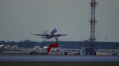 Jet Airplane yükseliyor. Yavaş çekim görüntüsü. Yüksek kalite 4k görüntü