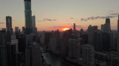 Chicago şehir merkezindeki kırmızı günbatımında geniş bir görüntü. Akşam vakti. İnsansız hava aracı görüntüsü. Yüksek kalite 4k görüntü