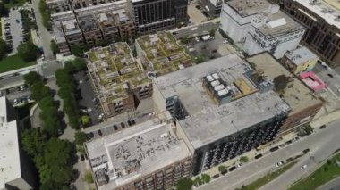 Çatıda klima havalandırma sistemi var. Tamam. İHA atışı. Yüksek kalite 4k görüntü