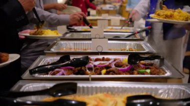 İnsanlar tabaklarına yemek koyar. Olay yerinde büfede açık büfe yemekleri. - Evet. Yüksek kalite 4k görüntü