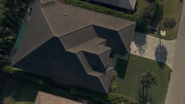 Konut binasında yeni bir çatı. Güneşli bir günde havadan çekilmiş görüntüler. Yüksek kalite 4k görüntü