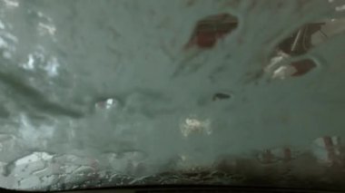 Araba yıkama sistemindeki iç görüntü, otomatik oto yıkama sistemi. POV görünümü. Yüksek kalite 4k görüntü