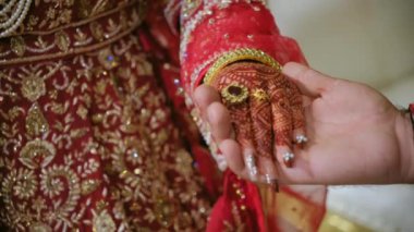 Geleneksel kına boyası elleri ve kırmızı renkte geleneksel Hint kıyafetleri, Hindu düğünü unsurları. - Evet. Yüksek kalite 4k görüntü