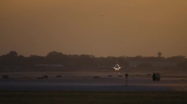 Jet Airplane yükseliyor. Yavaş çekim. Yüksek kalite 4k görüntü