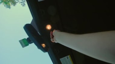 Cabriolet 'in arabasında oturan sürücü Üstü açılabilir Çatı' yı açıyor. Geniş görüş. Yüksek kalite 4k görüntü