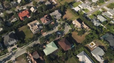 Napoli 'deki evleri. Florida banliyöleri. Gayrimenkul manzaralı İHA 'lar. Yüksek kalite 4k görüntü