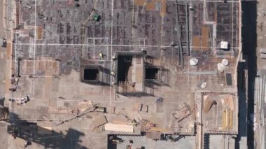 İnşaat işçisi inşaat işinde. Havadan geniş görüş. Yüksek kalite 4k görüntü