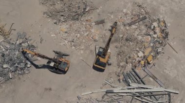 Binanın yıkılması. Kazıcı bir yıkım alanında çöp gibi çalışıyor. Yok edilen bölgenin yukarıdan aşağıya havadan çekilmiş görüntüleri. Yüksek kalite 4k görüntü