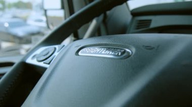 Direksiyon kamyonu. Yeni bir yük kamyonu kamyonunun içi. Naperville 2. ABD 20 Ağustos 2024. Yüksek kalite 4k görüntü