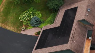 Kır evindeki güneş paneli. İHA 'dan yukarıdan aşağıya doğru. Yüksek kalite 4k görüntü