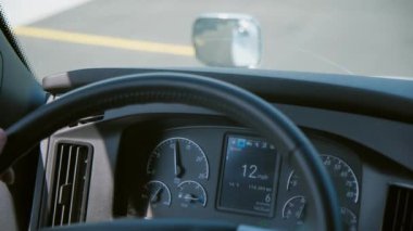 Profesyonel kamyon şoförü kamyonunda oturur ve kargo teslimatını yapar. Yüksek kalite 4k görüntü