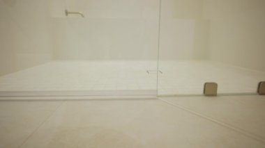 Evde Duşlu Modern Tuvalet Elementleri. Kamerayı çek. Yüksek kalite 4k görüntü