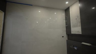 İnşaat elementleri, modern banyo, evde duş, emlak iç mimarisi. Kamerayı çek. Yüksek kalite 4k görüntü