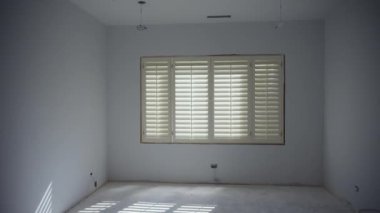 İnşaat evindeki beyaz duvar. Evin içi bomboş, geniş kamera görüntüsü var. Yüksek kalite 4k görüntü