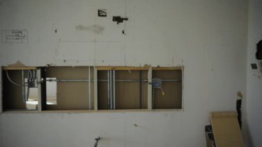 Odada bir duvar inşa ediliyor. Evdeki dairenin sökülmesi ve yenilenmesi. Yüksek kalite 4k görüntü