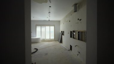 Odadaki bir duvarın yıkılışını geniş açıdan görebiliriz. Evdeki dairenin sökülmesi ve yenilenmesi. Yüksek kalite 4k görüntü